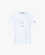 Vue de face du t-shirt classique blanc « Tu baises dans mon estime. » Salut Fred avec texte imprimé au centre de la poitrine et logo Salut Fred imprimé sur la manche gauche