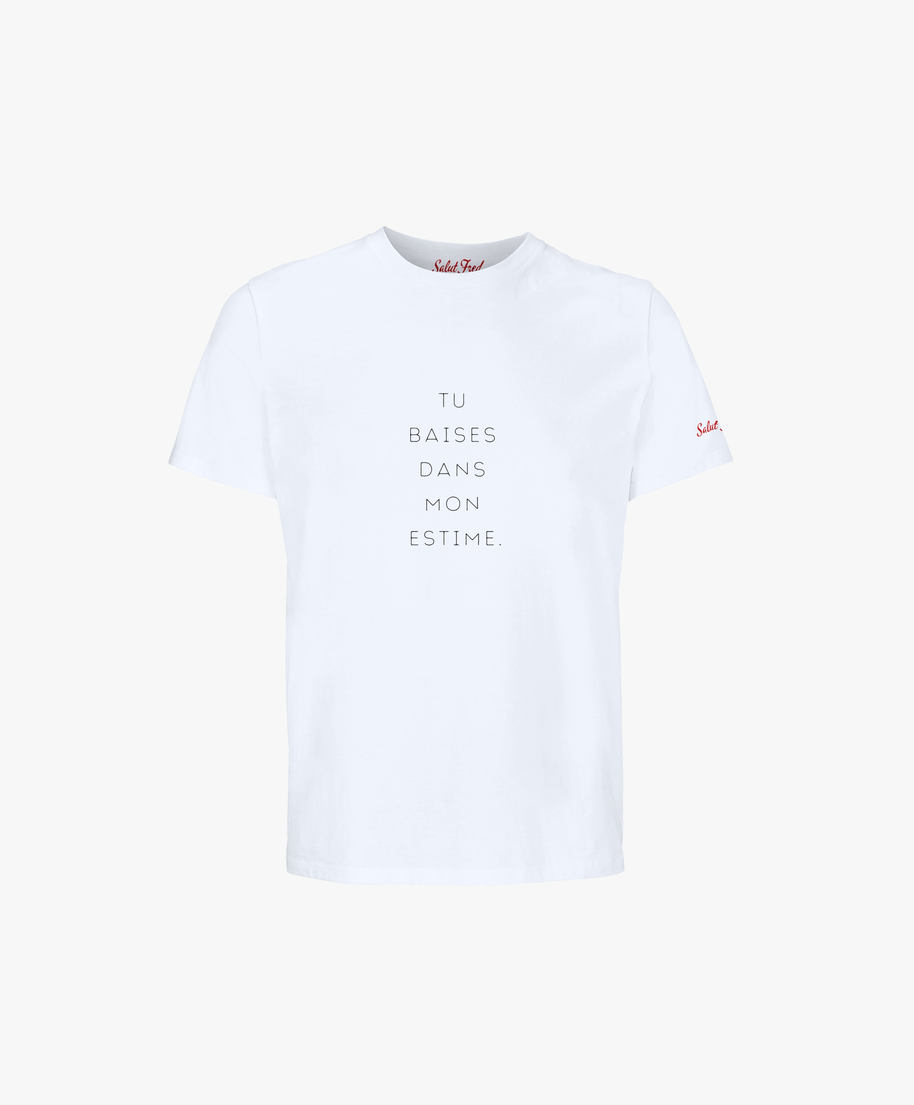 Vue de face du t-shirt classique blanc « Tu baises dans mon estime. » Salut Fred avec texte imprimé au centre de la poitrine et logo Salut Fred imprimé sur la manche gauche