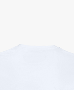 Vue extérieure du col du t-shirt classique blanc « Tu baises dans mon estime. » Salut Fred