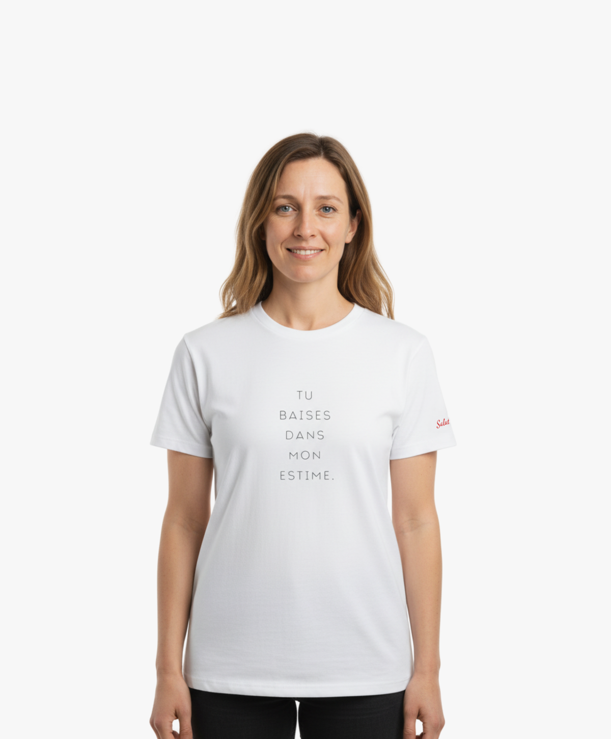 Vue de face d’une femme portant le t-shirt classique blanc « Tu baises dans mon estime. » Salut Fred avec texte imprimé au centre de la poitrine