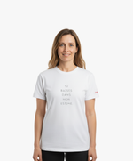 Vue de face d’une femme portant le t-shirt classique blanc « Tu baises dans mon estime. » Salut Fred avec texte imprimé au centre de la poitrine