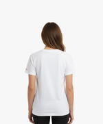 Vue de dos d’une femme portant le t-shirt classique blanc « Tu baises dans mon estime. » Salut Fred