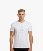 Vue de face d’un homme portant le t-shirt classique blanc « Tu baises dans mon estime. » Salut Fred avec texte imprimé au centre de la poitrine