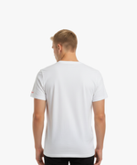 Vue de dos d’un homme portant le t-shirt classique blanc « Tu baises dans mon estime. » Salut Fred