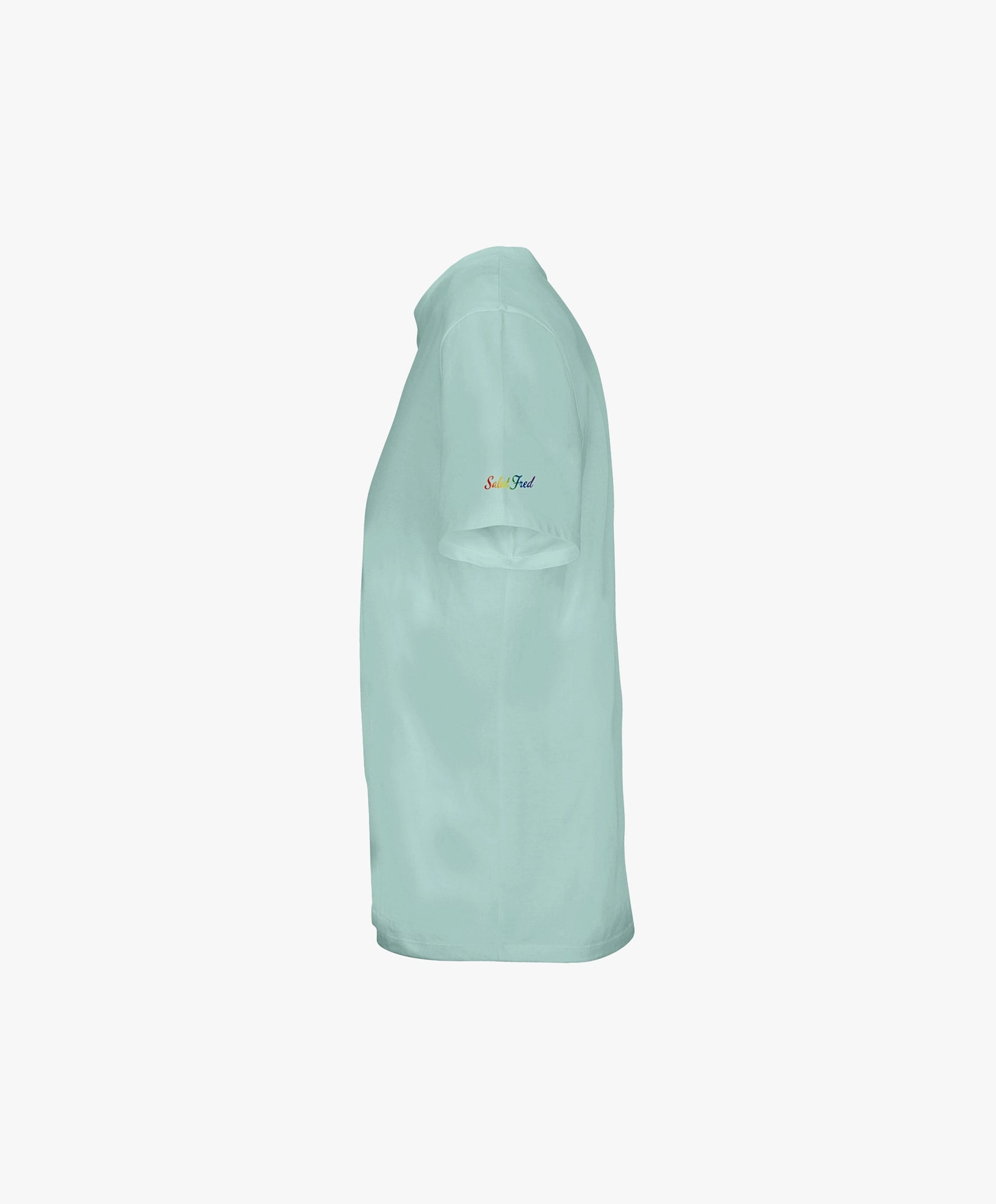 Vue côté gauche du t-shirt classique bleu opalin Salut Fred avec slogan multicolore imprimé au centre de la poitrine et logo Salut Fred arc-en-ciel sur la manche gauche