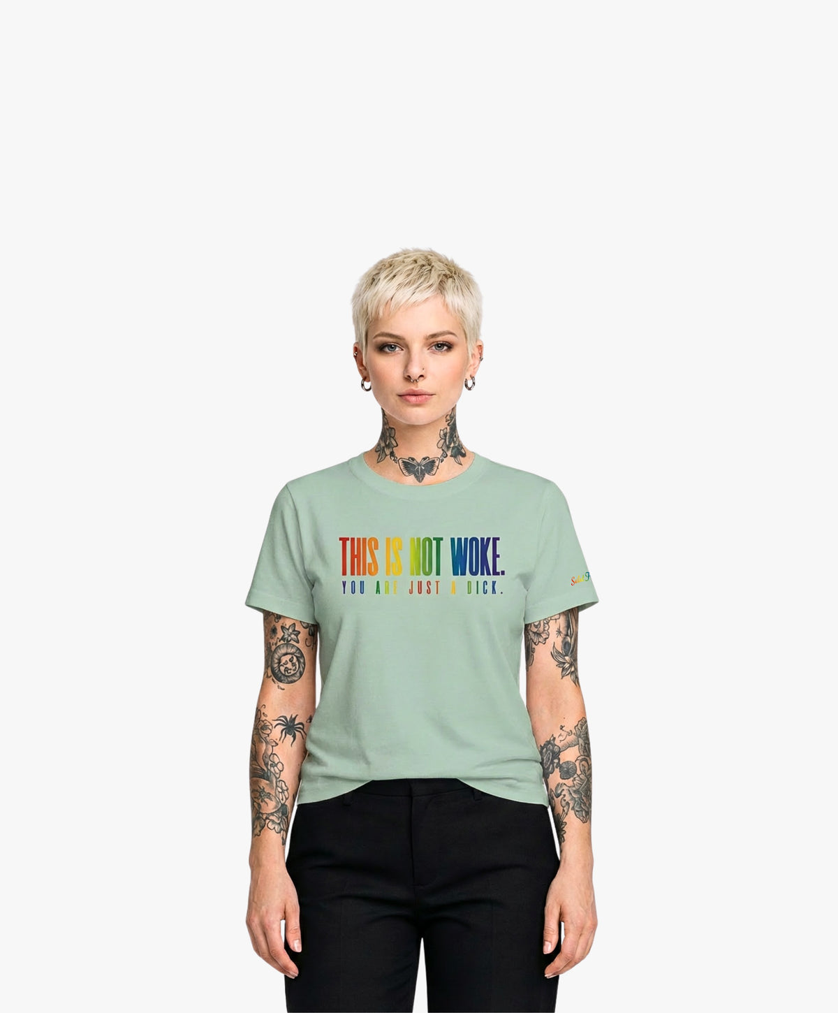 Vue de face d’une femme portant un t-shirt classique bleu opalin Salut Fred de la collection Pride « This is not woke. You are just a dick. » avec slogan multicolore imprimé au centre de la poitrine
