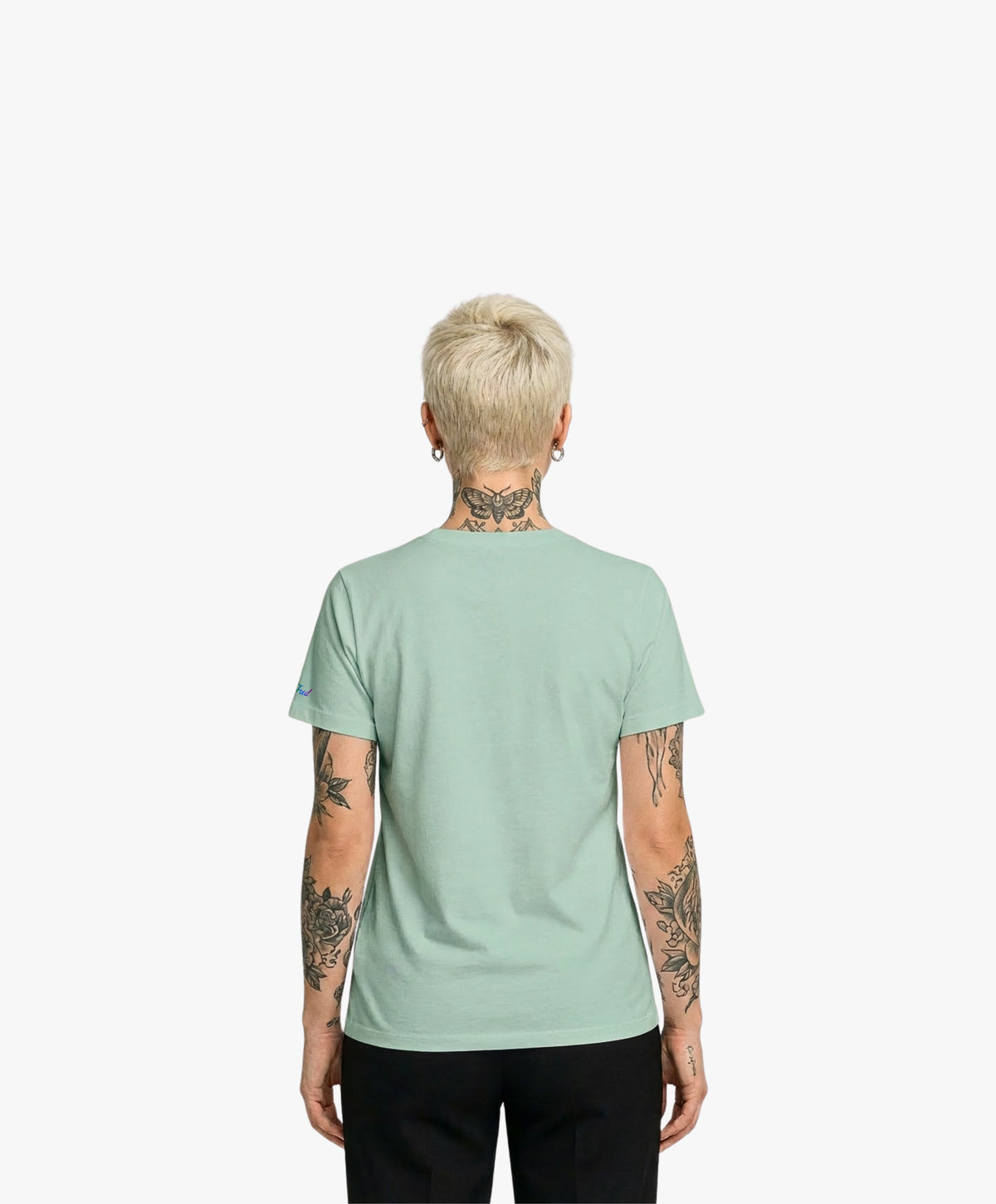 Vue de dos d’une femme portant un t-shirt classique bleu opalin Salut Fred de la collection Pride « This is not woke. You are just a dick. »