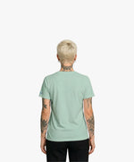 Vue de dos d’une femme portant un t-shirt classique bleu opalin Salut Fred de la collection Pride « This is not woke. You are just a dick. »