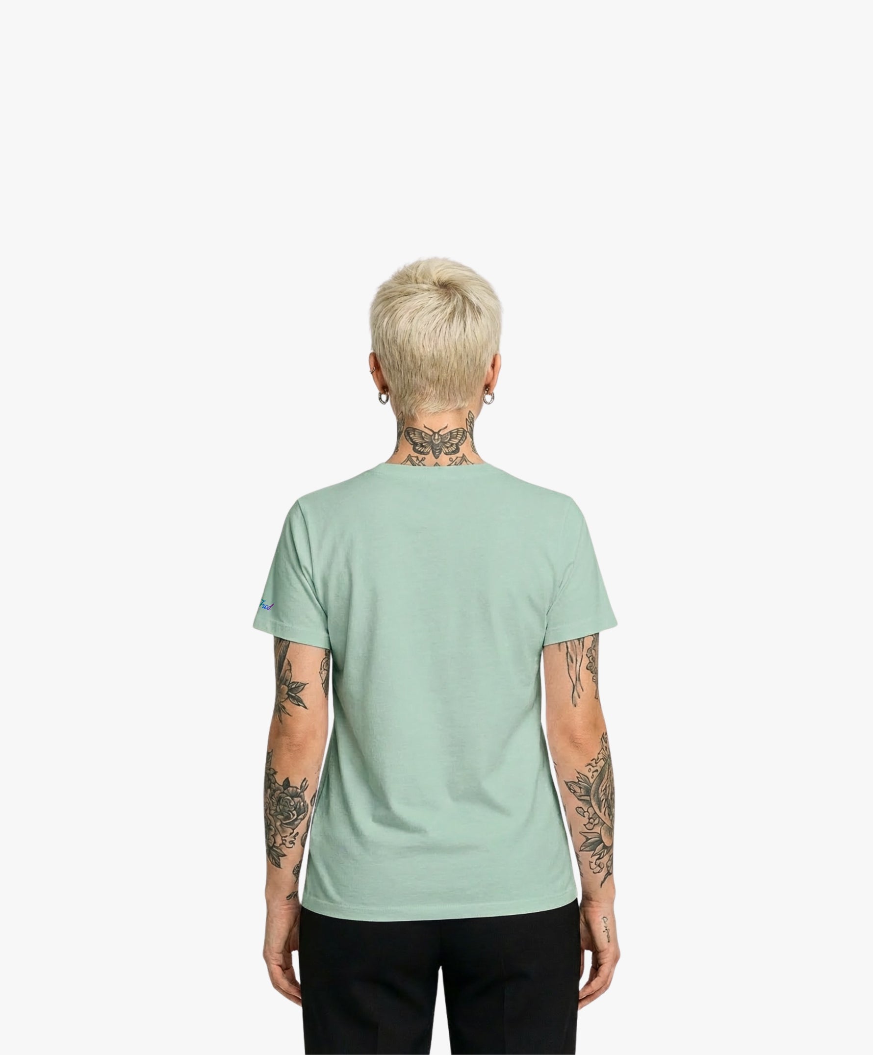 Vue de dos d’une femme portant un t-shirt classique bleu opalin Salut Fred de la collection Pride « This is not woke. You are just a dick. »