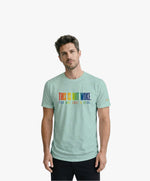 Vue de face d’un homme portant un t-shirt classique bleu opalin Salut Fred de la collection Pride « This is not woke. You are just a dick. » avec slogan multicolore imprimé au centre de la poitrine