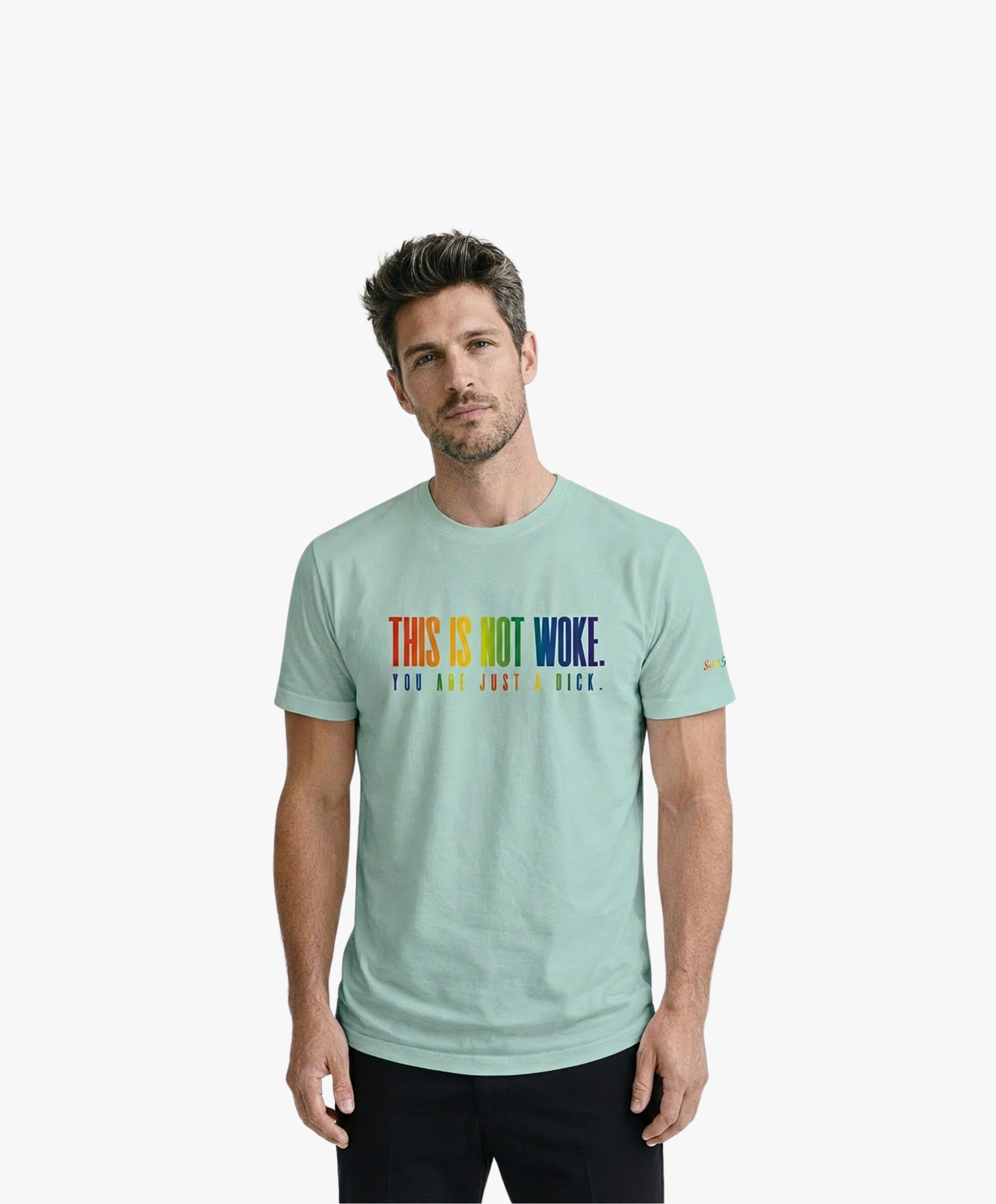Vue de face d’un homme portant un t-shirt classique bleu opalin Salut Fred de la collection Pride « This is not woke. You are just a dick. » avec slogan multicolore imprimé au centre de la poitrine