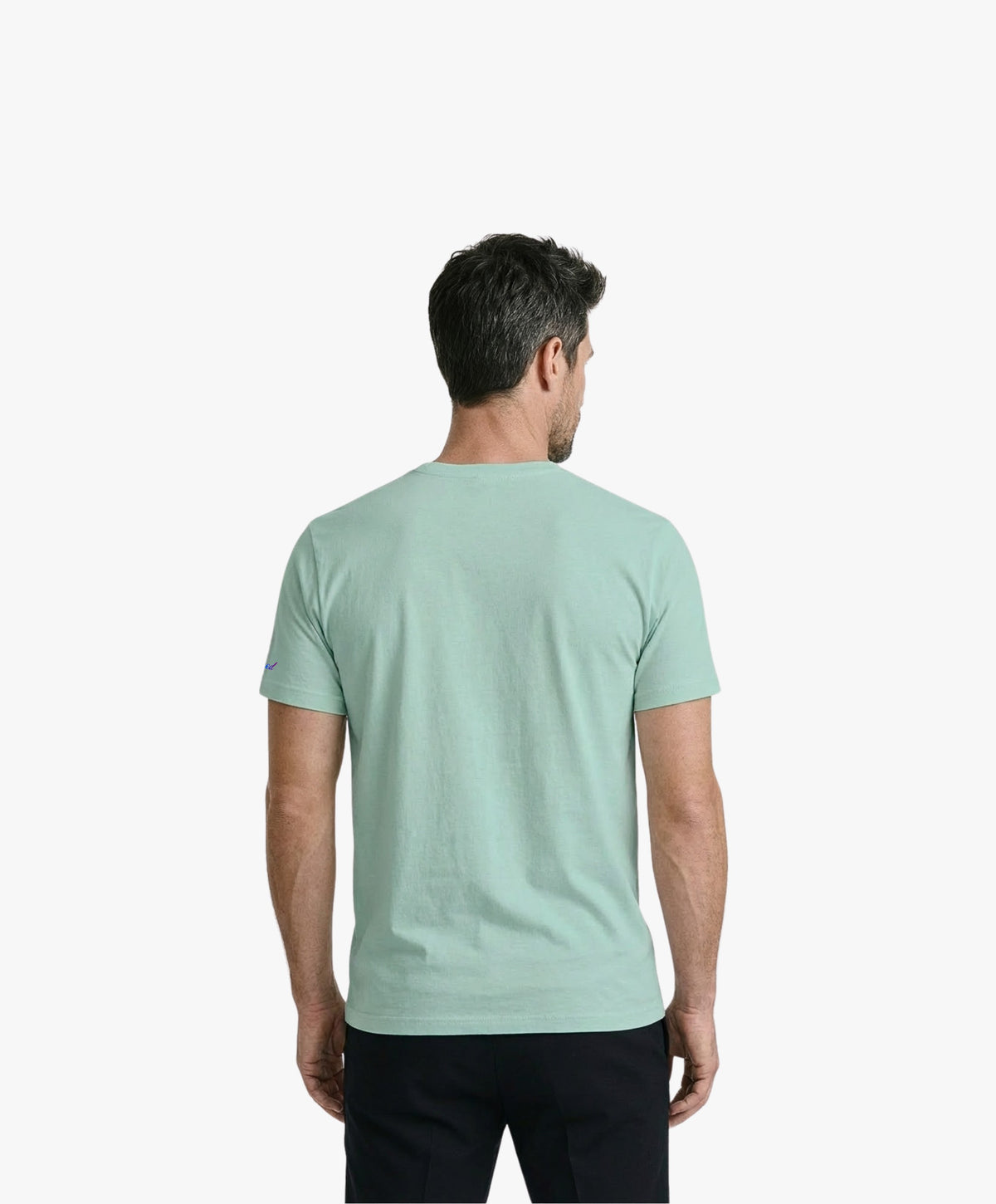 Vue de dos d’un homme portant un t-shirt classique bleu opalin Salut Fred de la collection Pride « This is not woke. You are just a dick. »