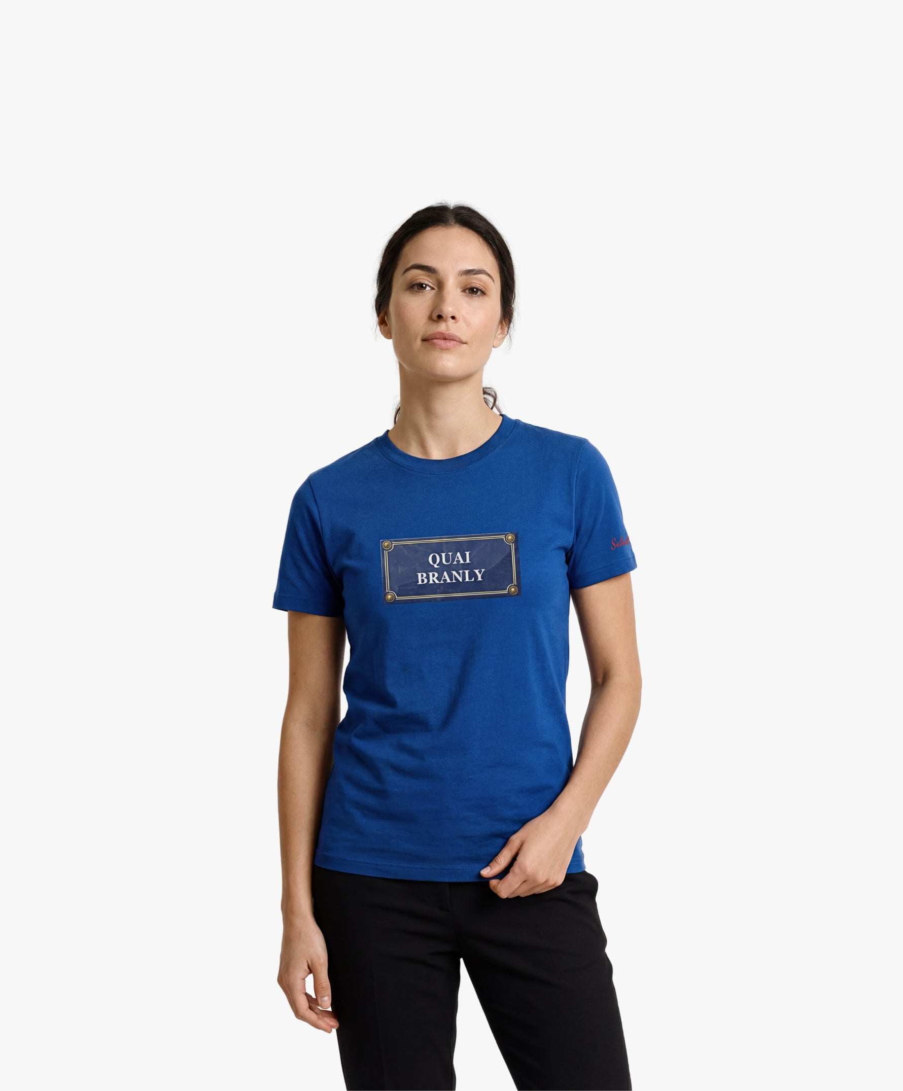 Vue de face d’une femme portant un t-shirt classique bleu Paris Salut Fred avec motif Quai Branly de la collection Rues de France