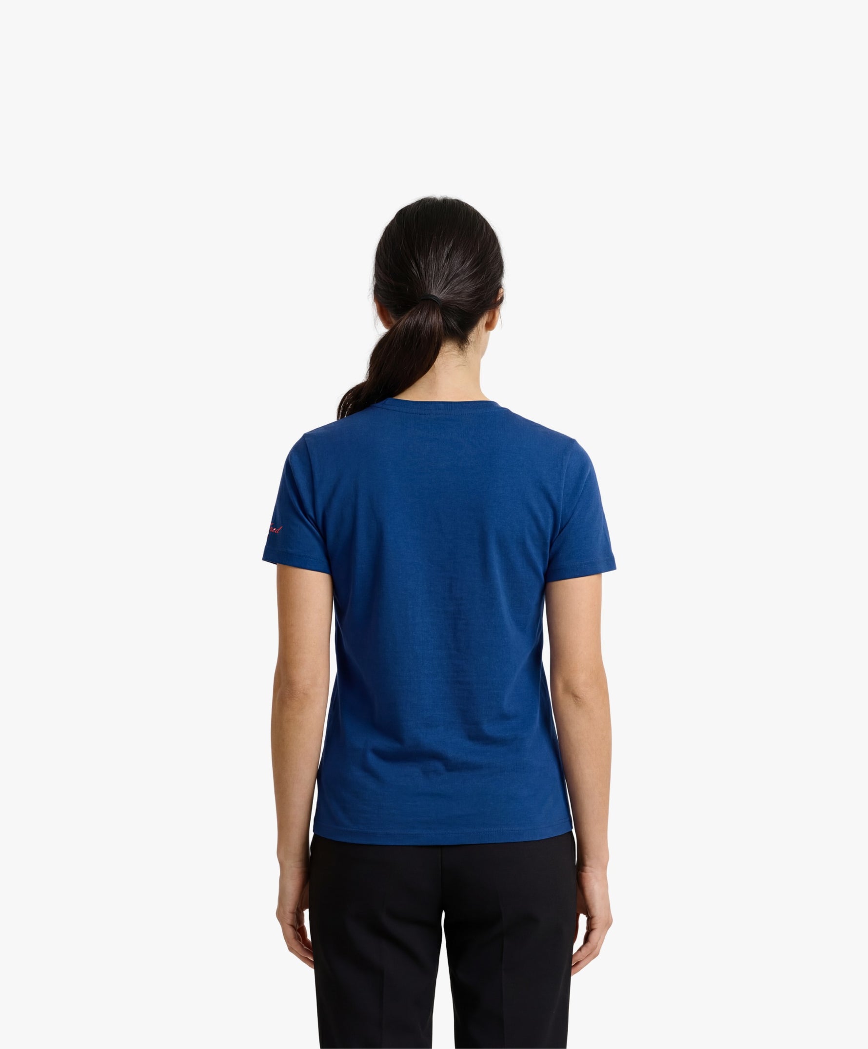 Vue de dos d’une femme portant un t-shirt classique bleu Paris Salut Fred avec motif Quai Branly de la collection Rues de France
