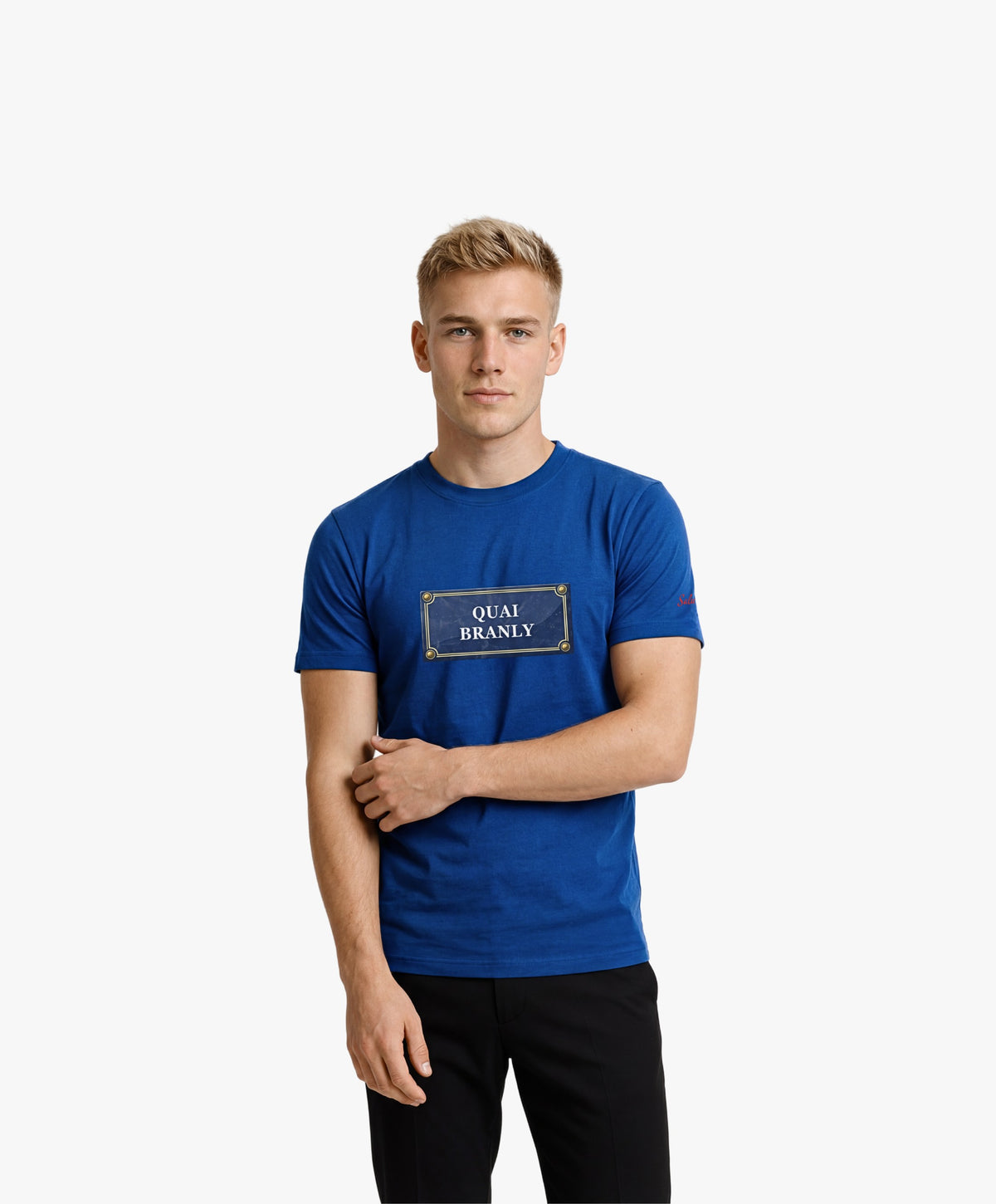 Vue de face d’un homme portant un t-shirt classique bleu Paris Salut Fred avec motif Quai Branly de la collection Rues de France