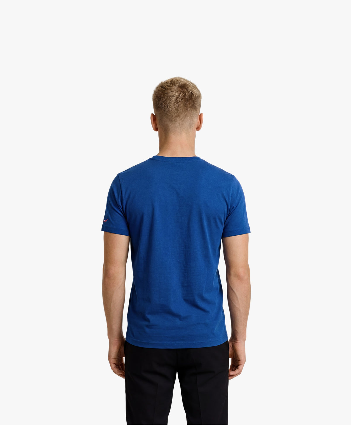 Vue de dos d’un homme portant un t-shirt classique bleu Paris Salut Fred avec motif Quai Branly de la collection Rues de France