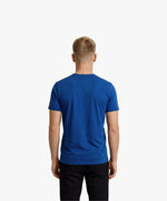 Vue de dos d’un homme portant un t-shirt classique bleu Paris Salut Fred avec motif Quai Branly de la collection Rues de France