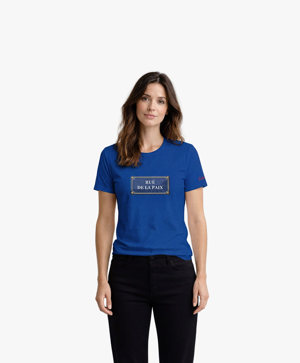 Vue de face d’une femme portant un t-shirt classique bleu Paris Salut Fred avec motif Rue de la Paix de la collection Rues de France