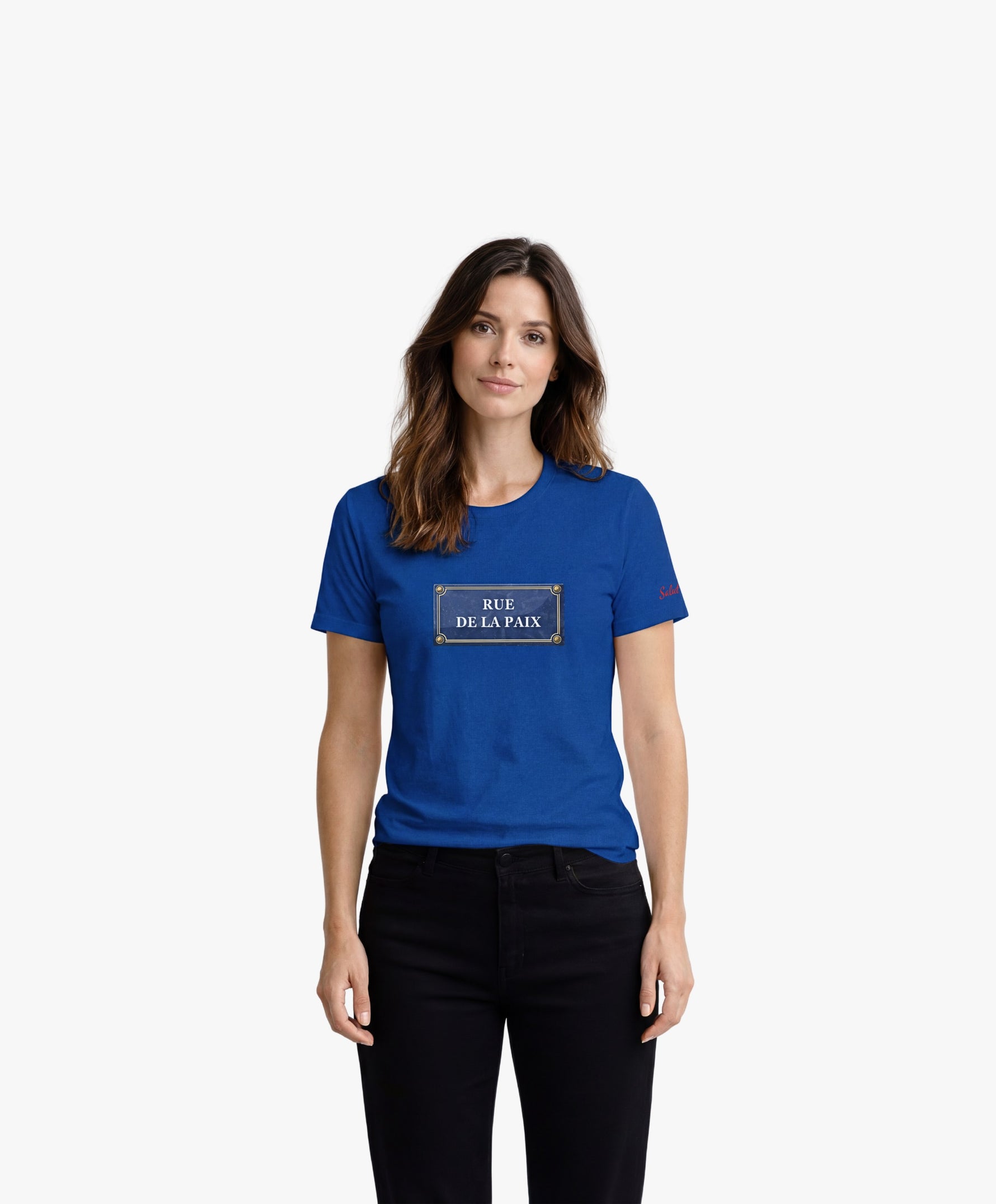 Vue de face d’une femme portant un t-shirt classique bleu Paris Salut Fred avec motif Rue de la Paix de la collection Rues de France