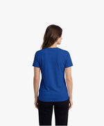 Vue de dos d’une femme portant un t-shirt classique bleu Paris Salut Fred avec motif Rue de la Paix de la collection Rues de France