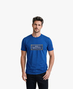 Vue de face d’un homme portant un t-shirt classique bleu Paris Salut Fred avec motif Rue de la Paix de la collection Rues de France