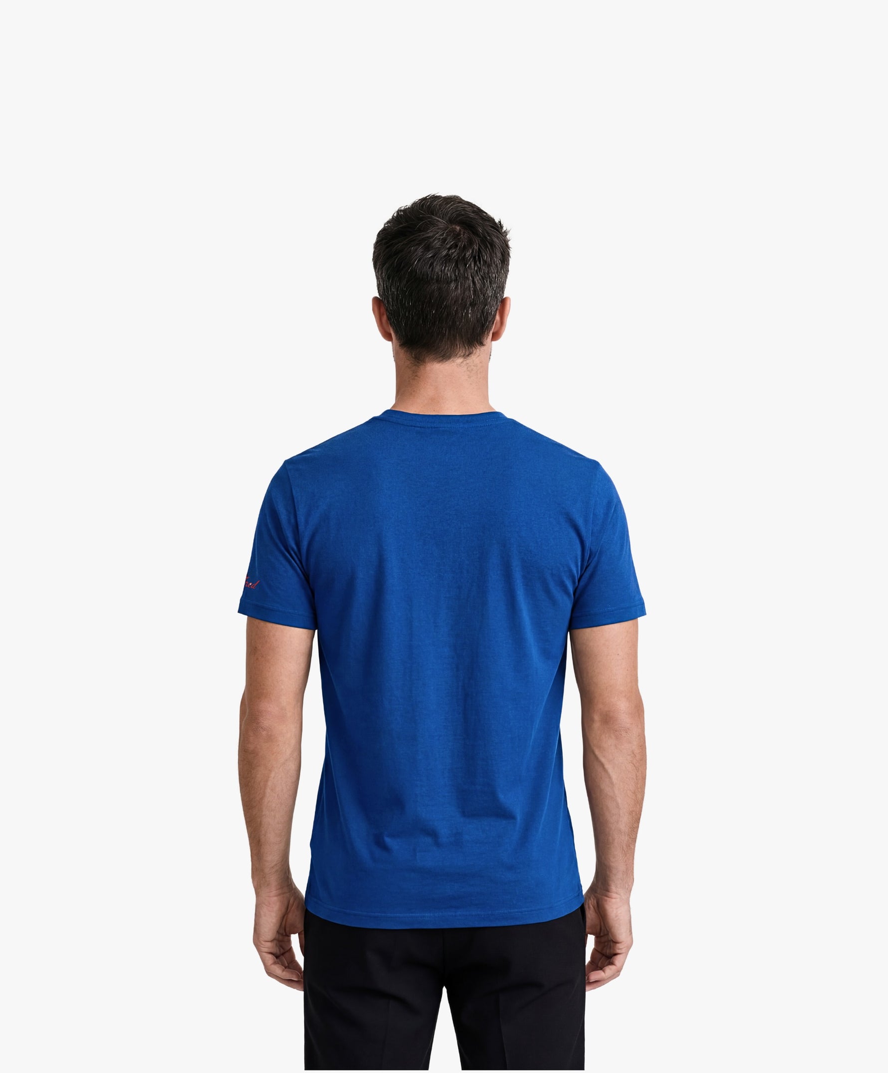 Vue de dos d’un homme portant un t-shirt classique bleu Paris Salut Fred avec motif Rue de la Paix de la collection Rues de France