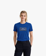 Vue de face d’une femme portant un t-shirt classique bleu Paris Salut Fred avec motif Rue Duquesne de la collection Rues de France