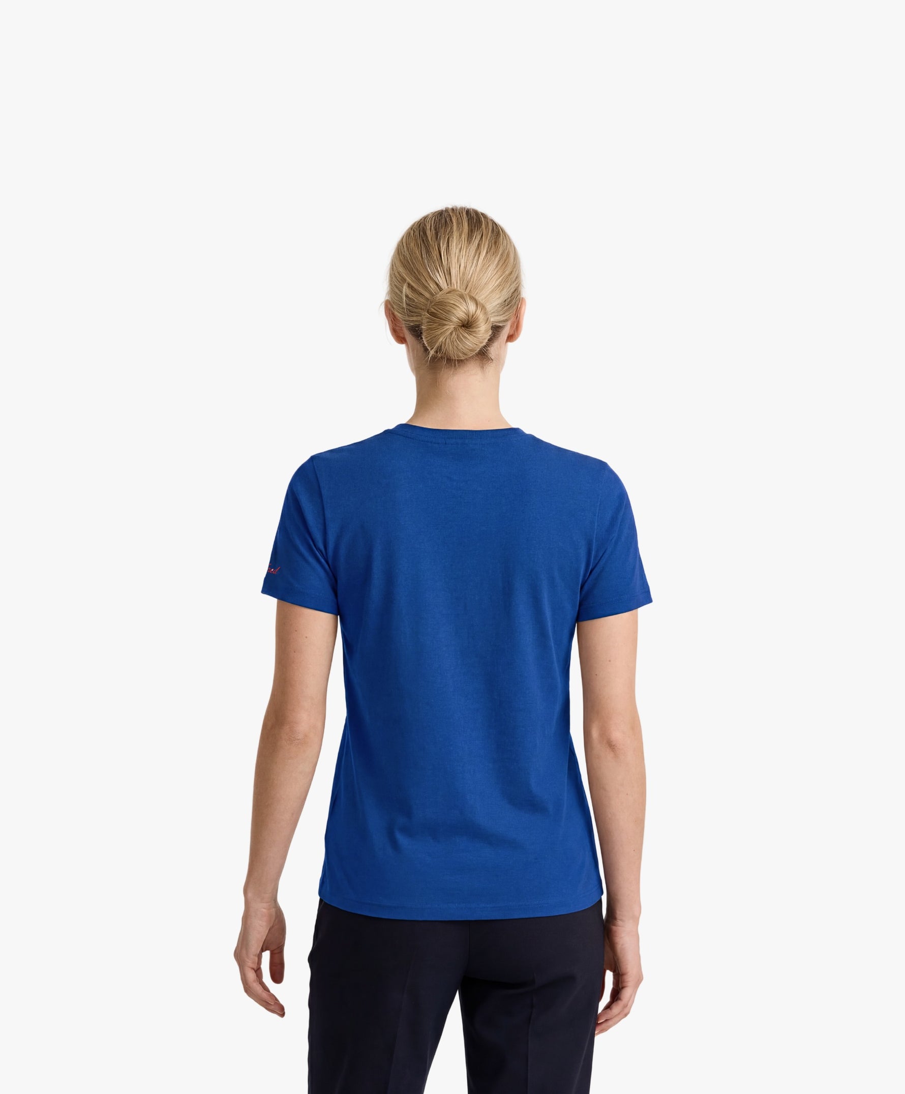 Vue de dos d’une femme portant un t-shirt classique bleu Paris Salut Fred avec motif Rue Duquesne de la collection Rues de France