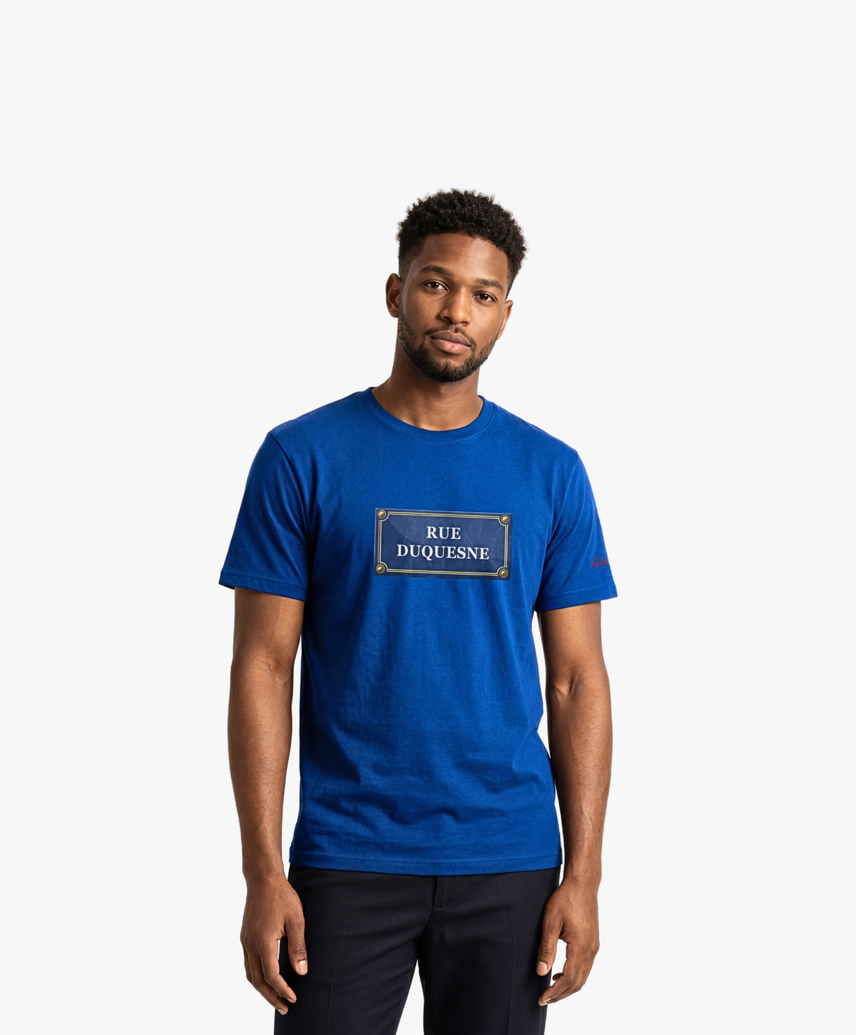 Vue de face d’un homme portant un t-shirt classique bleu Paris Salut Fred avec motif Rue Duquesne de la collection Rues de France