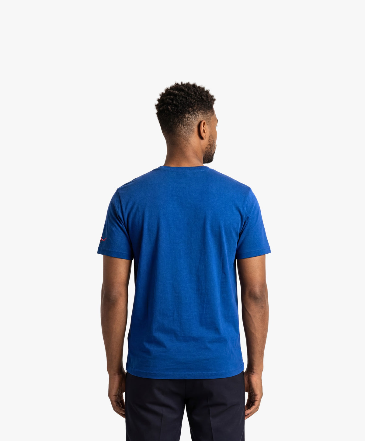 Vue de dos d’un homme portant un t-shirt classique bleu Paris Salut Fred avec motif Rue Duquesne de la collection Rues de France