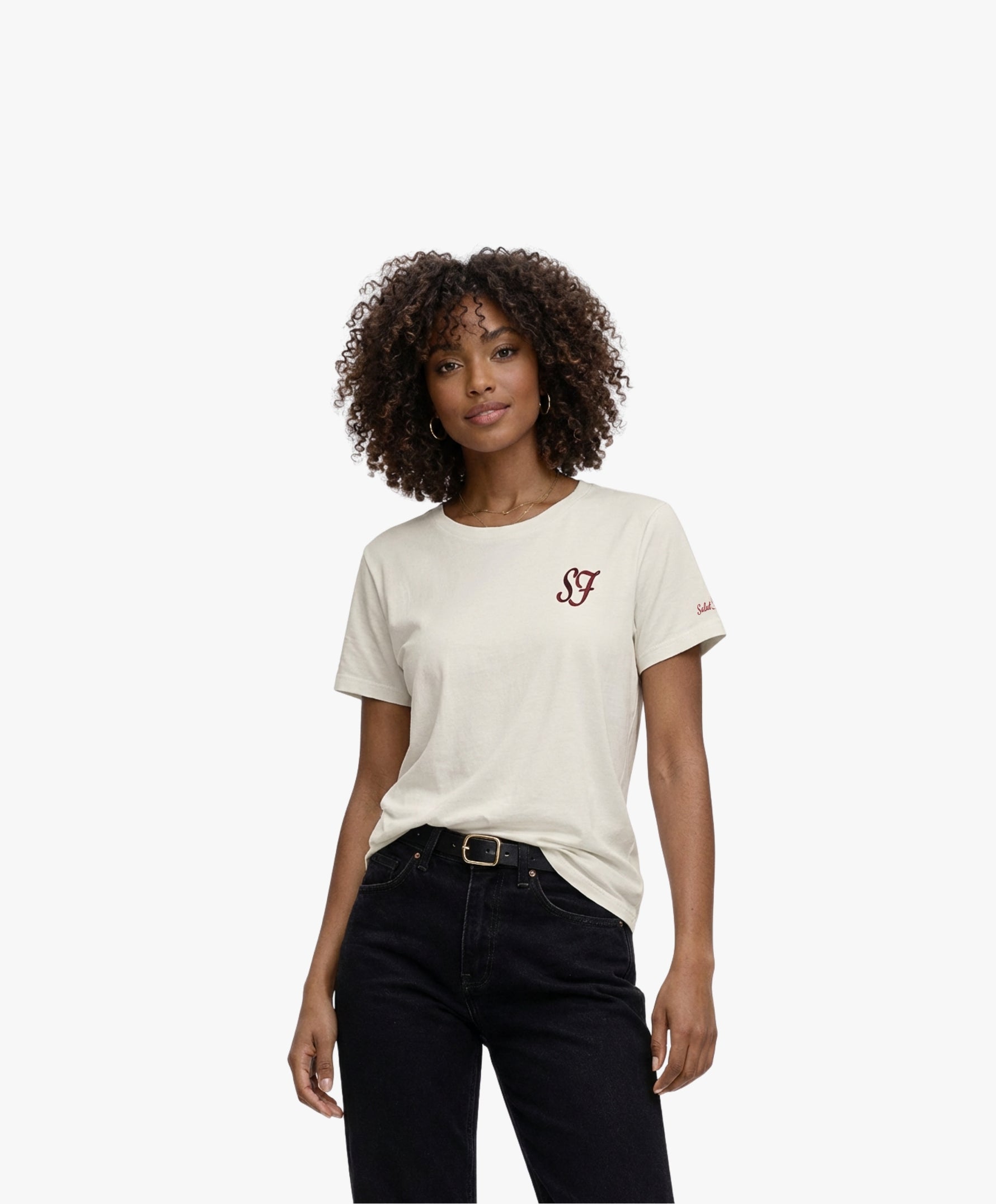 Vue de face d’une femme portant un t-shirt classique écru Salut Fred avec monogramme SF brodé sur la poitrine gauche