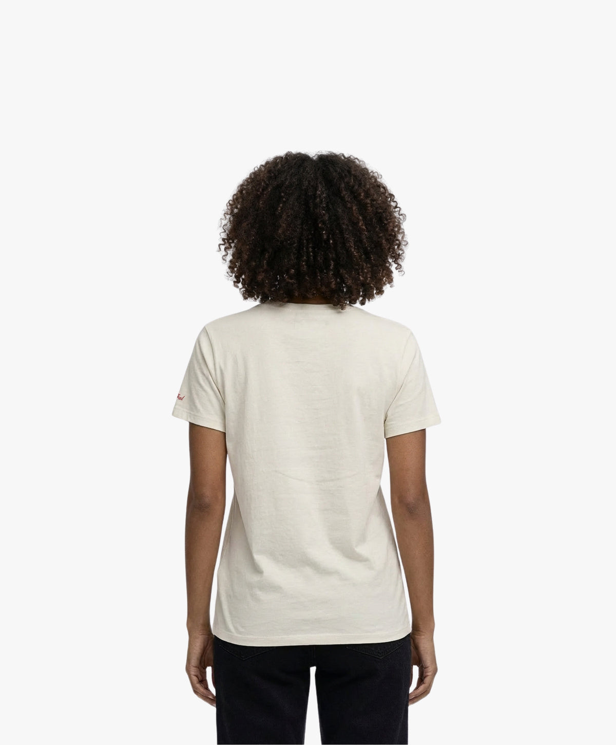 Vue de dos d’une femme portant un t-shirt classique écru Salut Fred