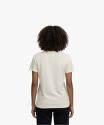 Vue de dos d’une femme portant un t-shirt classique écru Salut Fred