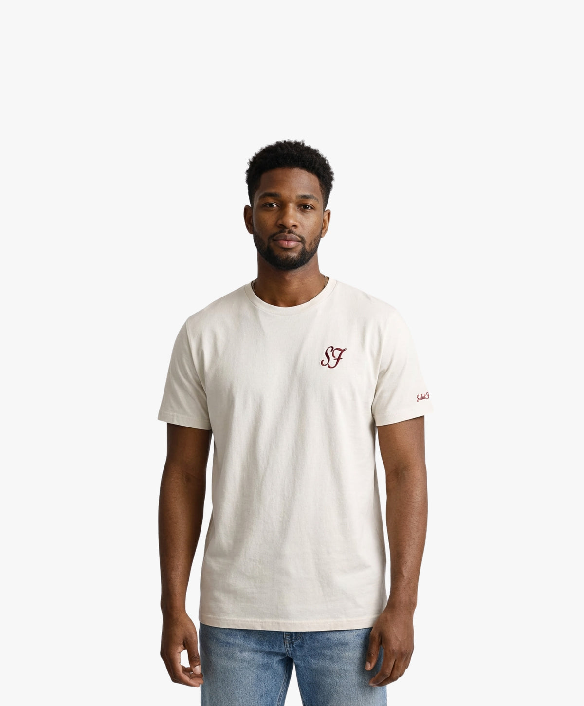 Vue de face d’un homme portant un t-shirt classique écru Salut Fred avec monogramme SF brodé sur la poitrine gauche