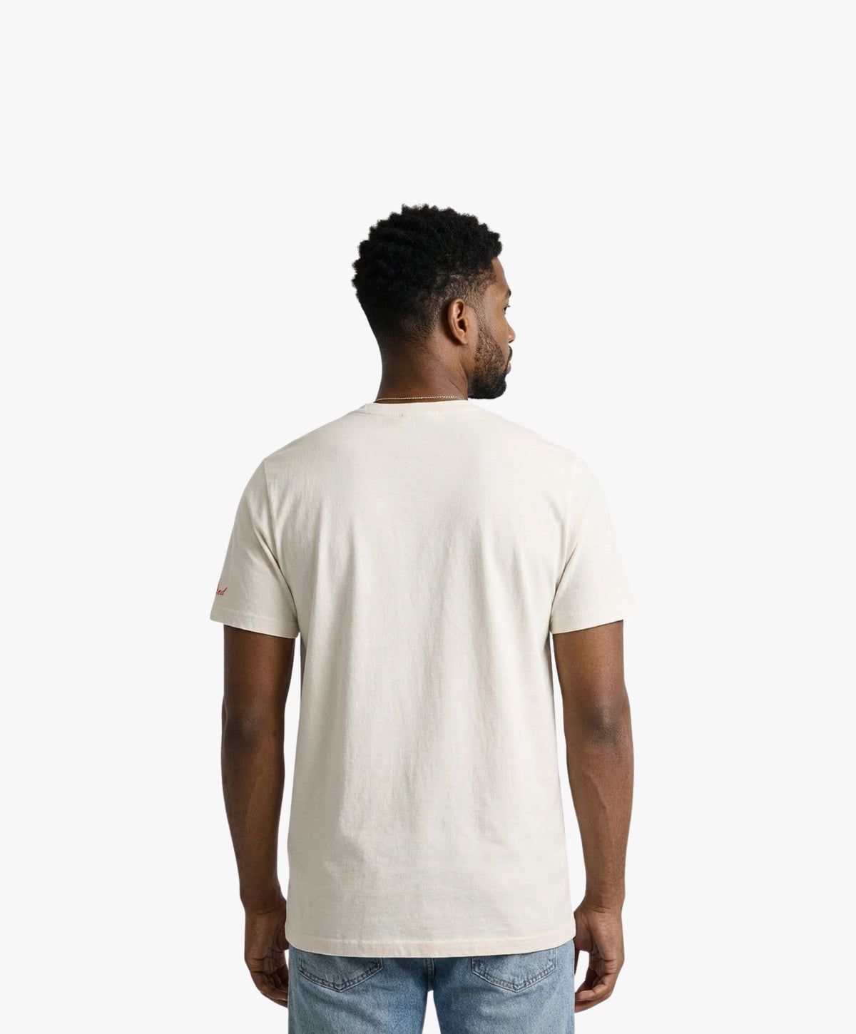 Vue de dos d’un homme portant un t-shirt classique écru Salut Fred