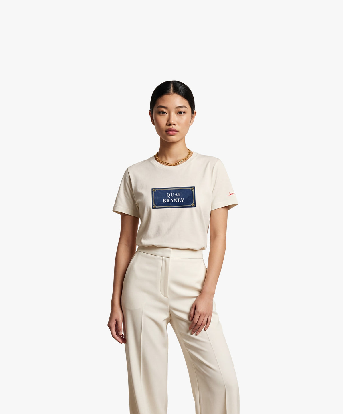 Vue de face d’une femme portant un t-shirt classique écru Salut Fred avec motif Quai Branly de la collection Rues de France