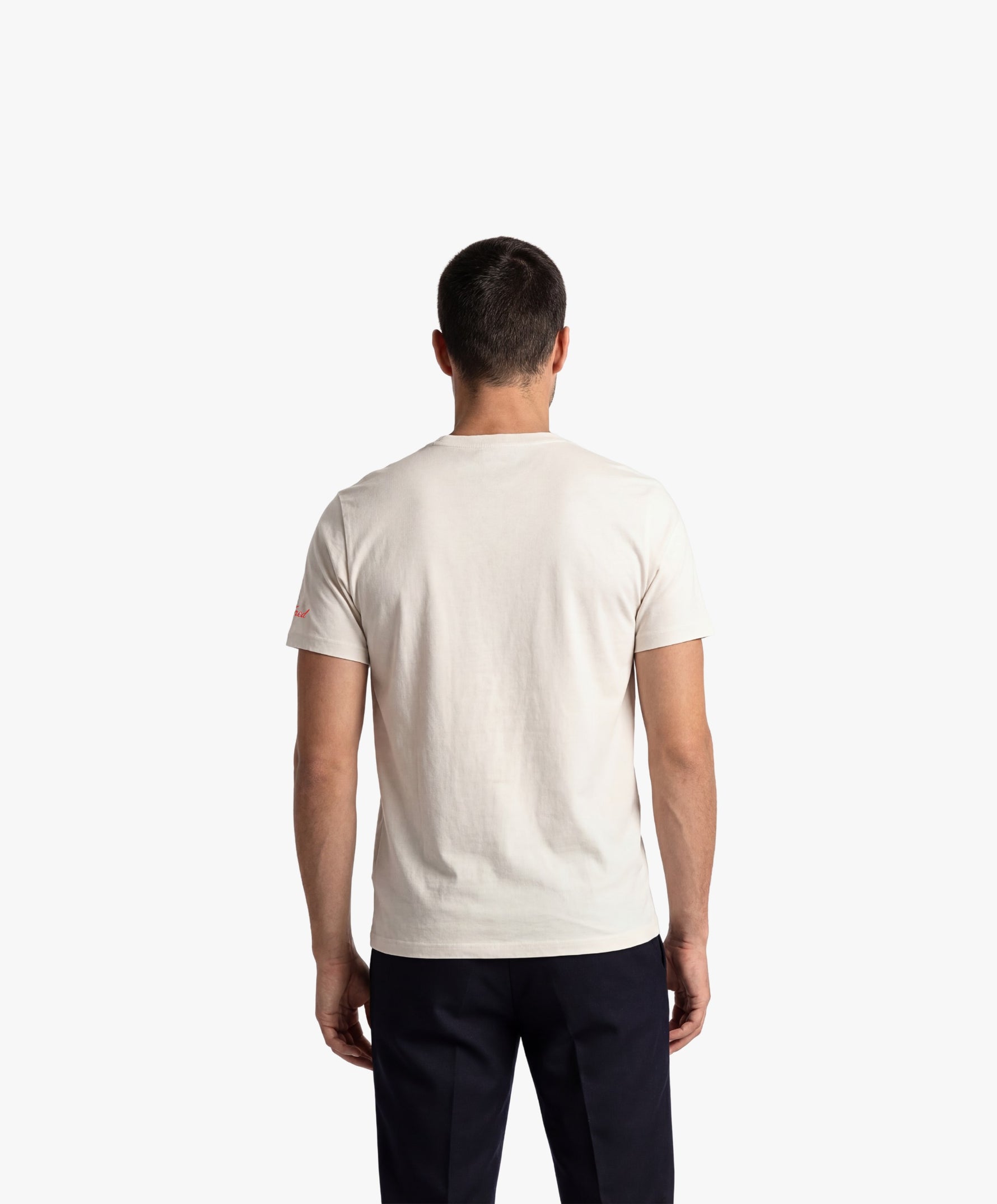Vue de dos d’un homme portant un t-shirt classique écru Salut Fred de la collection Rues de France
