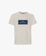Vue de face du t-shirt classique écru Salut Fred avec motif Rue de la Paix de la collection Rues de France