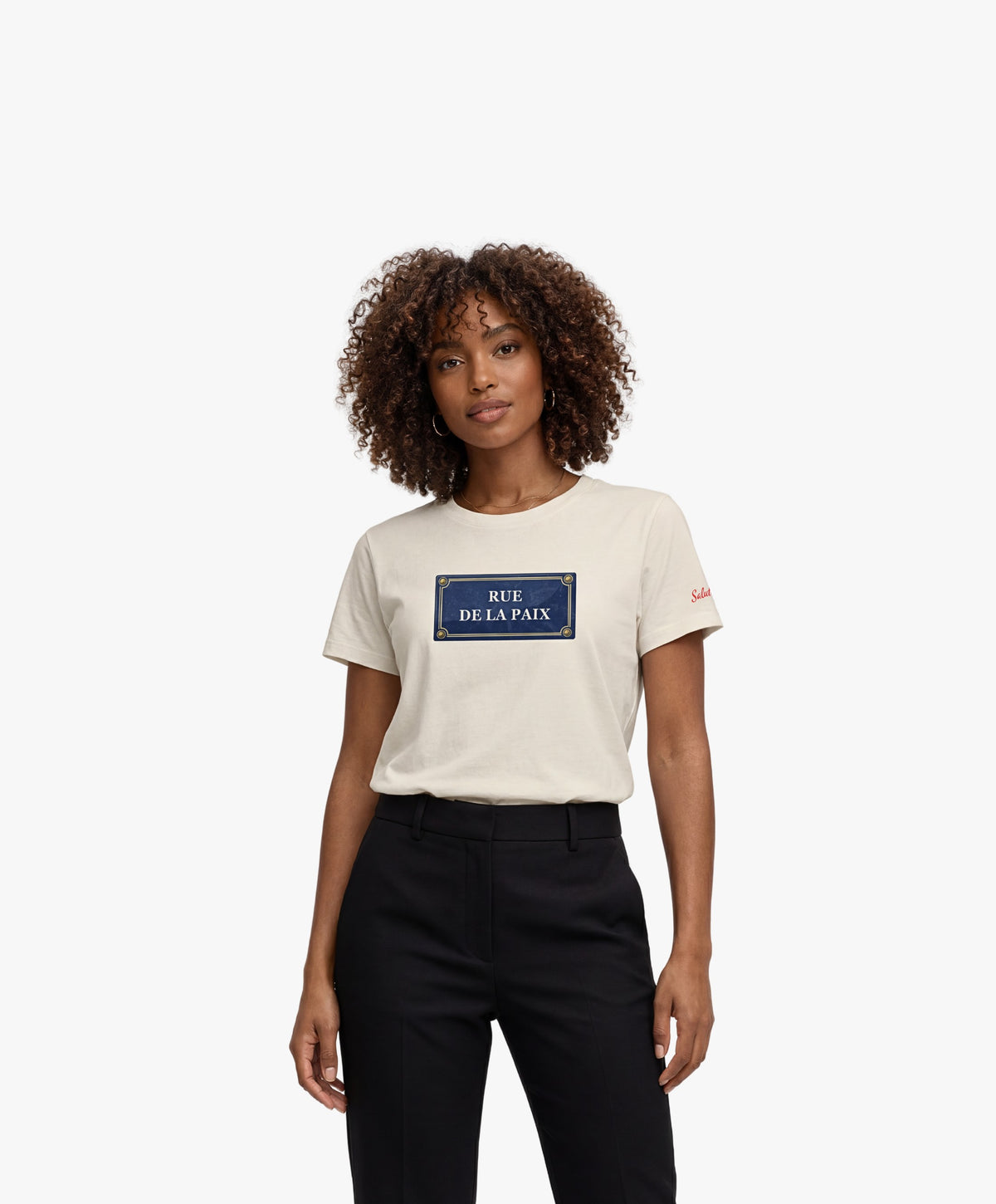Vue de face d’une femme portant un t-shirt classique écru Salut Fred avec motif Rue de la Paix de la collection Rues de France