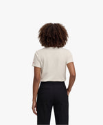 Vue de dos d’une femme portant un t-shirt classique écru Salut Fred de la collection Rues de France