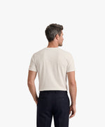 Vue de dos d’un homme portant un t-shirt classique écru Salut Fred de la collection Rues de France