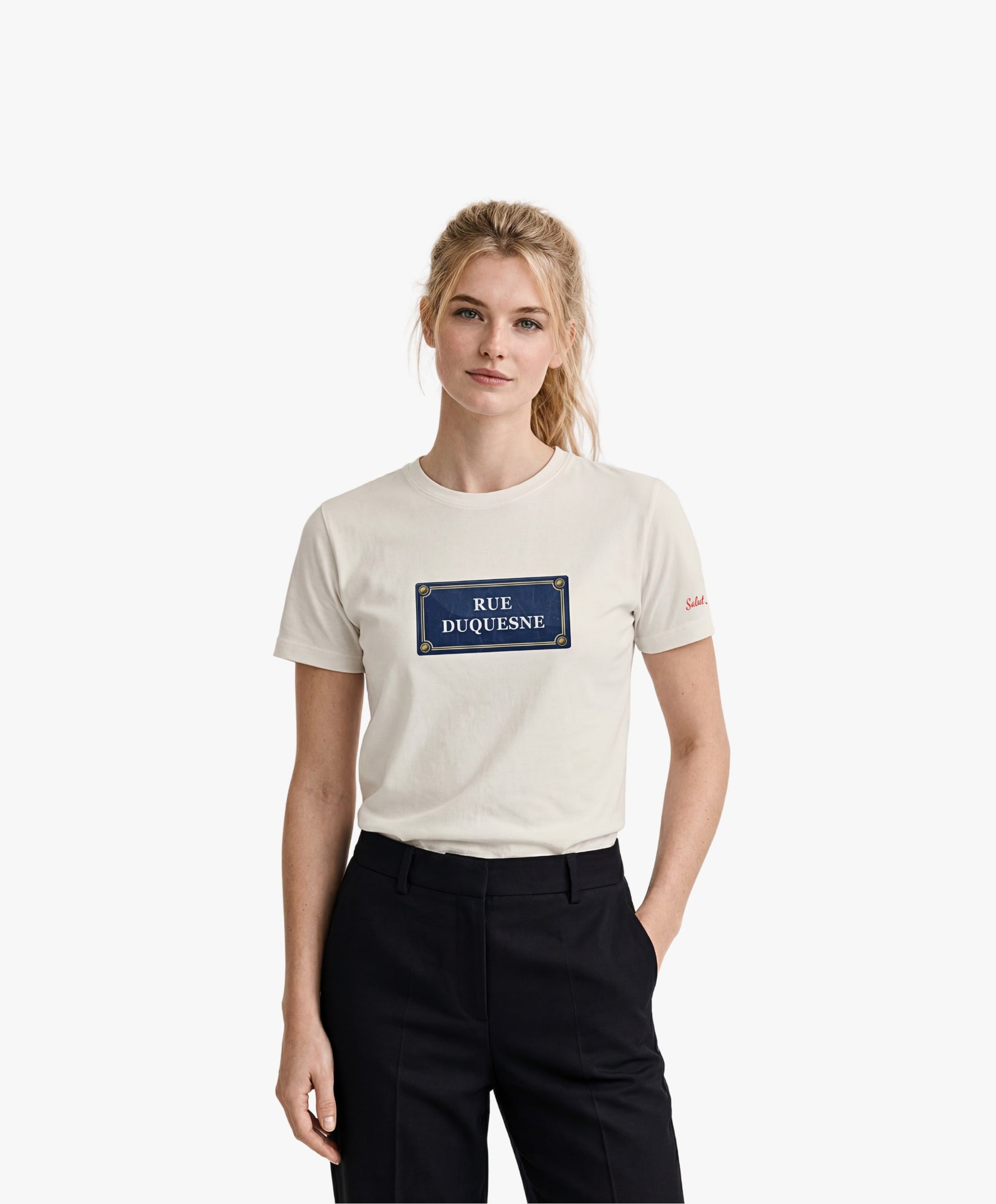 Vue de face d’une femme portant un t-shirt classique écru Salut Fred avec motif Rue Duquesne de la collection Rues de France