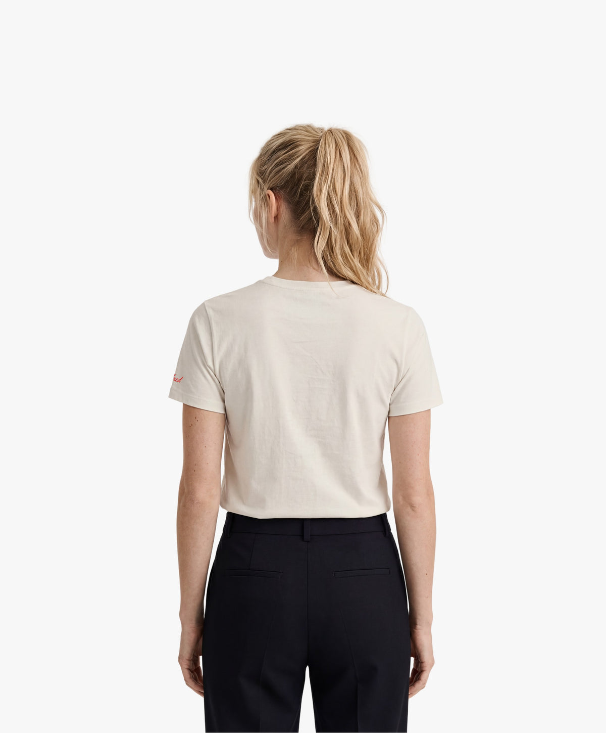 Vue de dos d’une femme portant un t-shirt classique écru Salut Fred de la collection Rues de France