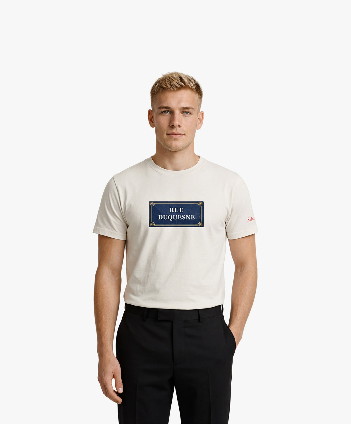 Vue de face d’un homme portant un t-shirt classique écru Salut Fred avec motif Rue Duquesne de la collection Rues de France