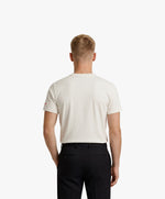 Vue de dos d’un homme portant un t-shirt classique écru Salut Fred de la collection Rues de France