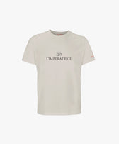 Vue de face du t-shirt classique écru « Zizi l’Impératrice » avec texte imprimé noir centré sur la poitrine et logo Salut Fred sur la manche gauche.