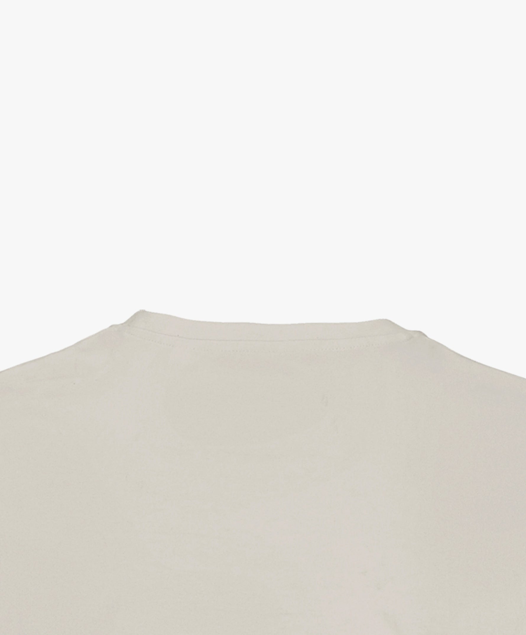 Vue extérieure du col du t-shirt classique écru à finition propre et coupe classique.