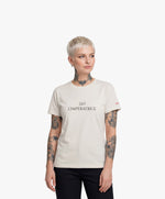 Vue de face d’une femme portant le t-shirt classique écru « Zizi l’Impératrice » avec texte imprimé noir centré sur la poitrine et logo Salut Fred sur la manche gauche.