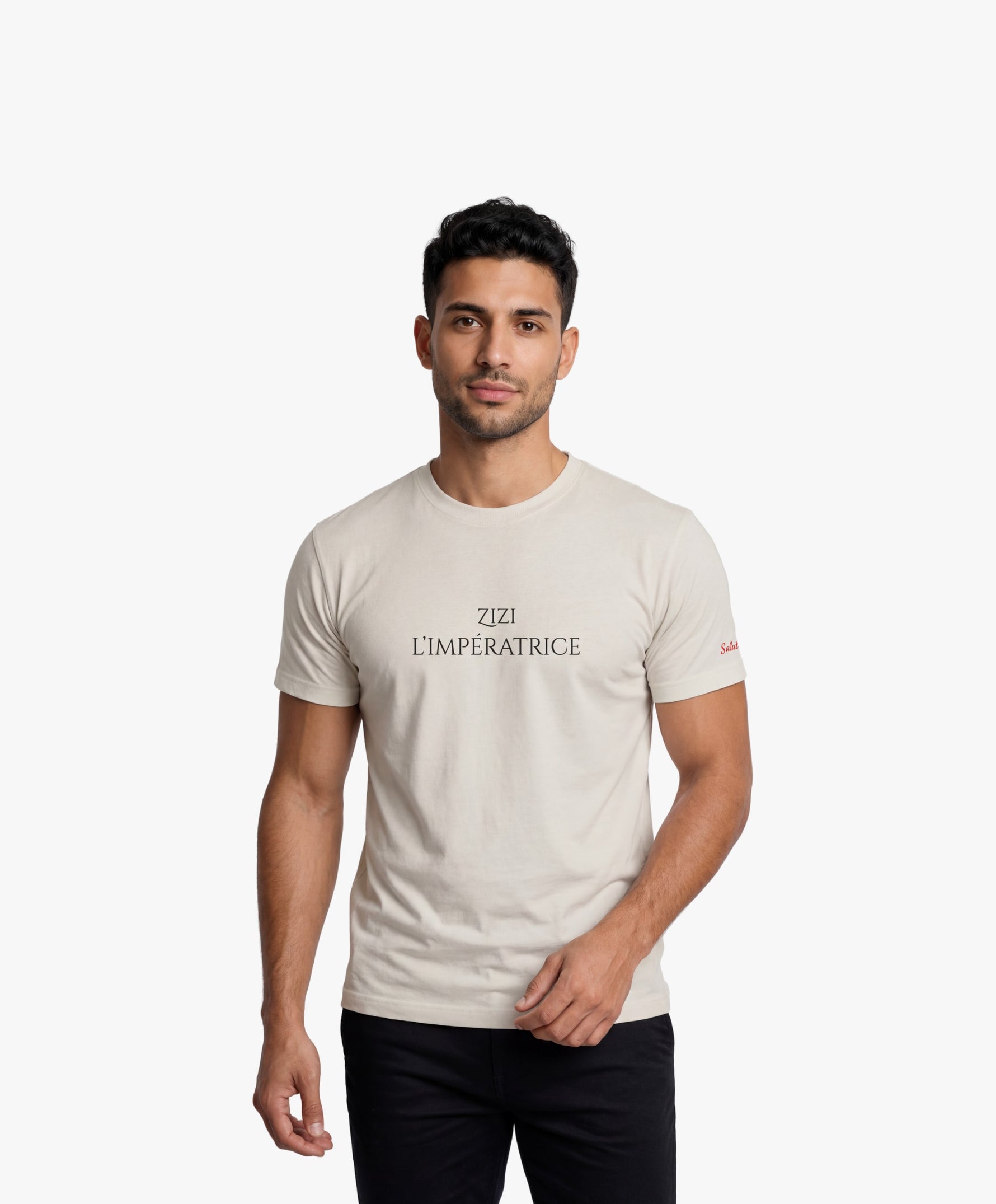 Vue de face d’un homme portant le t-shirt classique écru « Zizi l’Impératrice » avec texte imprimé noir centré sur la poitrine et logo Salut Fred sur la manche gauche.