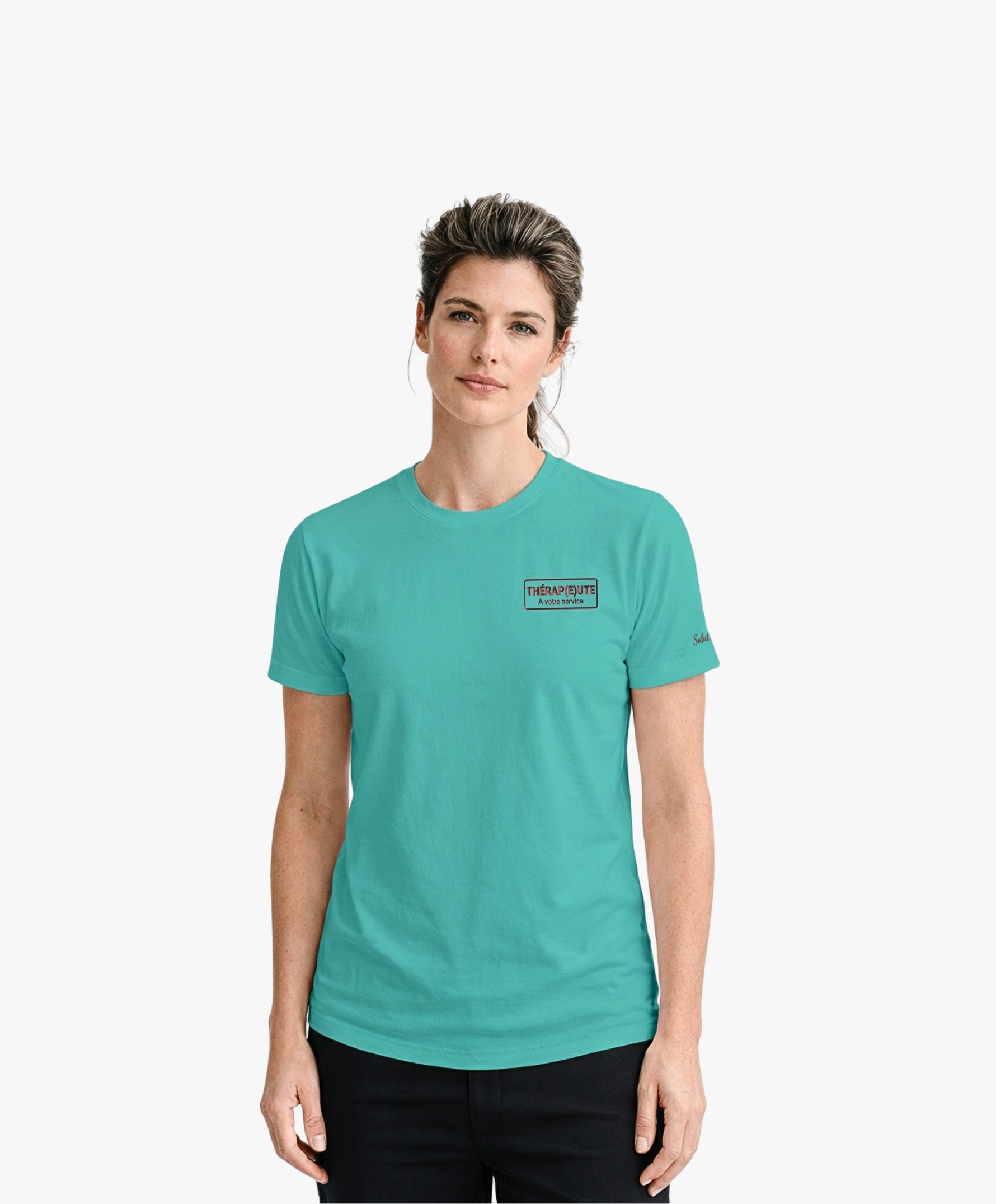 Vue de face d’une femme portant un t-shirt classique jade Salut Fred avec broderie « Thérap(e)ute À votre service » sur la poitrine gauche
